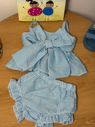 Completo azzurro con fiocco
