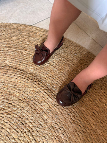 Scarpa lucida bordeaux con fiocco