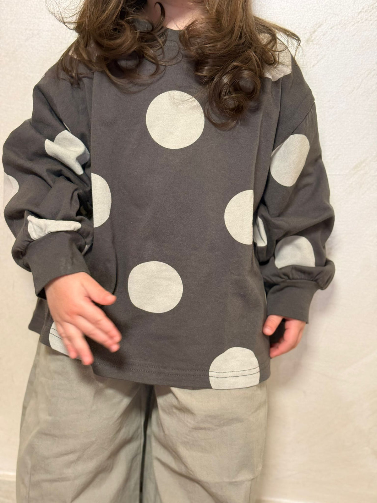 Maglia a pois unisex oversize tessuto medio, ideale per look casual di mezza stagione!