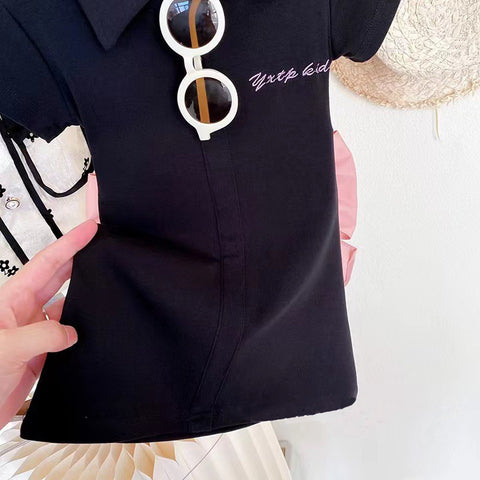 Abito nero con fiocco rosa sul retro