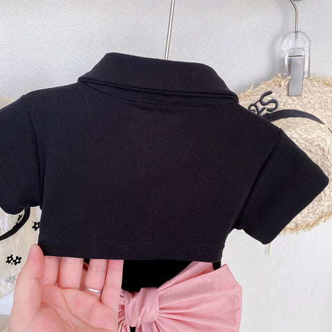 Abito nero con fiocco rosa sul retro